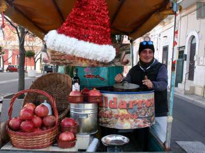 Il 40enne Tony, di Noicattaro, che da cinque anni viene tutti i giorni a Torre a Mare dove, alle spalle della torre, vende con il suo carrettino vino e caldarroste d�inverno e cocco fresco d�estate